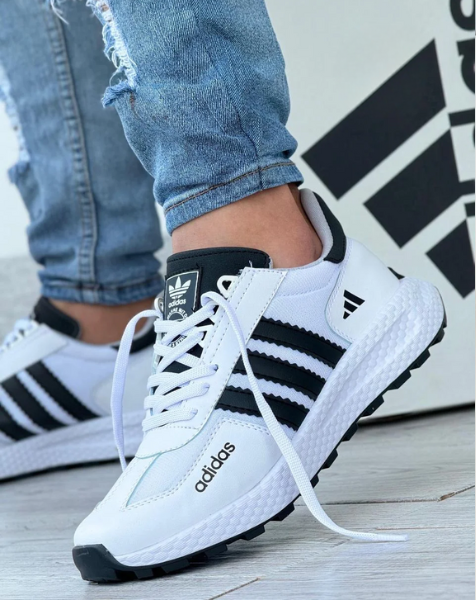 Uudet sneakersit